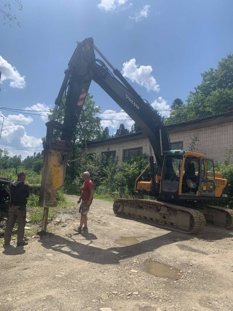 Демонтажні роботи в Івано-Франківську гідромолот 0,35т і 1,85т 499241911 1822207311961690 5314149588263413394 n