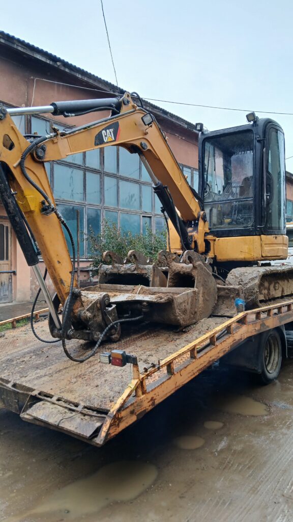 послуги мініекскаватора  для земляних робіт 